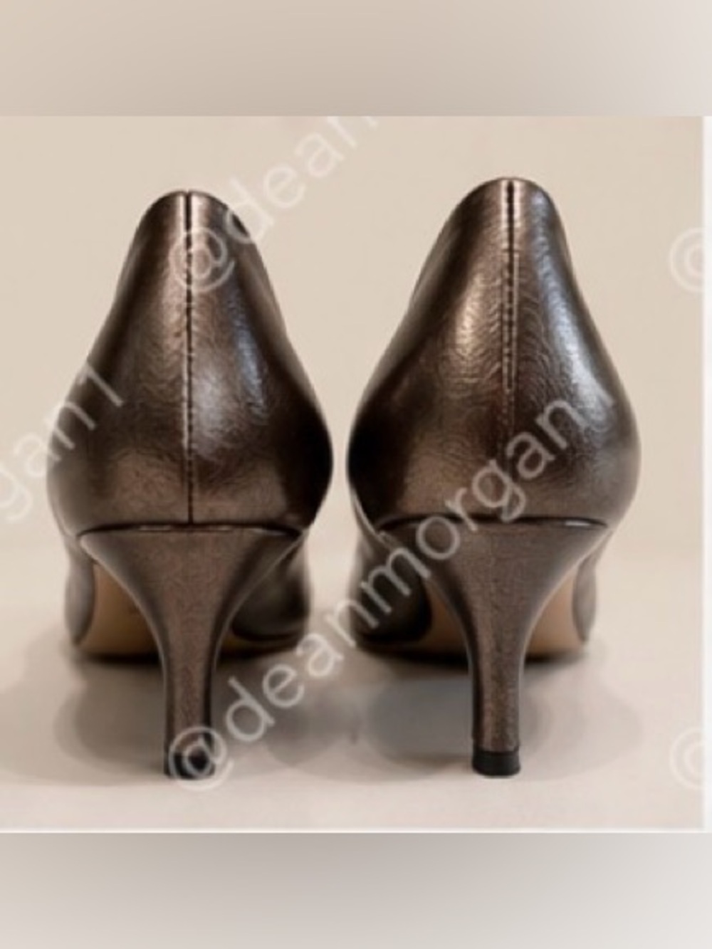 SALVATORE FERRAGAMO RIBES 70
METALLIC BRONZE VARA BOW PEEP
TOE PUMPS 6.5 B - Picture 5 of 15